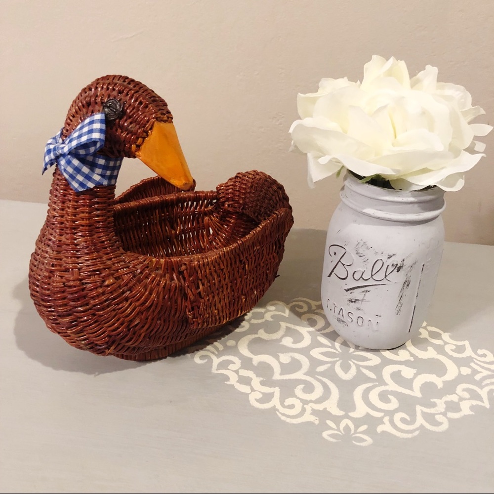 Vtg wicker duck basket/planter.